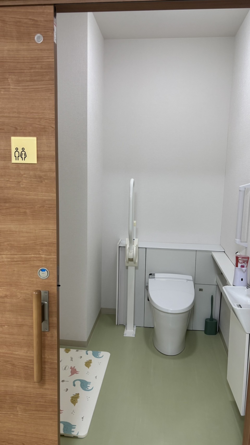 手すり付きで広い、バリアフリーの多目的トイレ